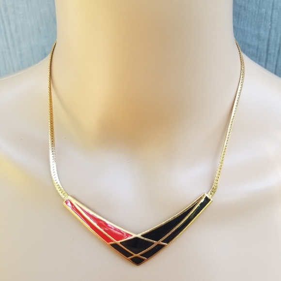 Avon Jewelry - AVON 1986 COLOR SPLASH COLLECTION BLACK/ RED & GOLDTONE CHEVRON NECKLACE